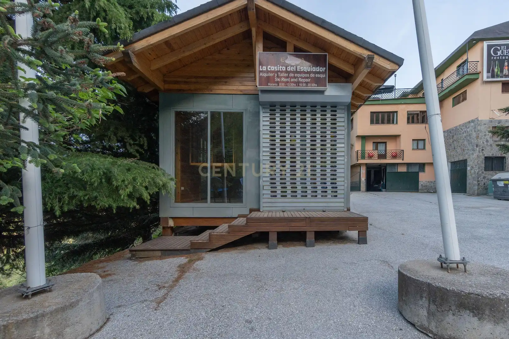 Außenansicht von Gebäude zum Verkauf in Sierra Nevada mit Gemeinschaftspool