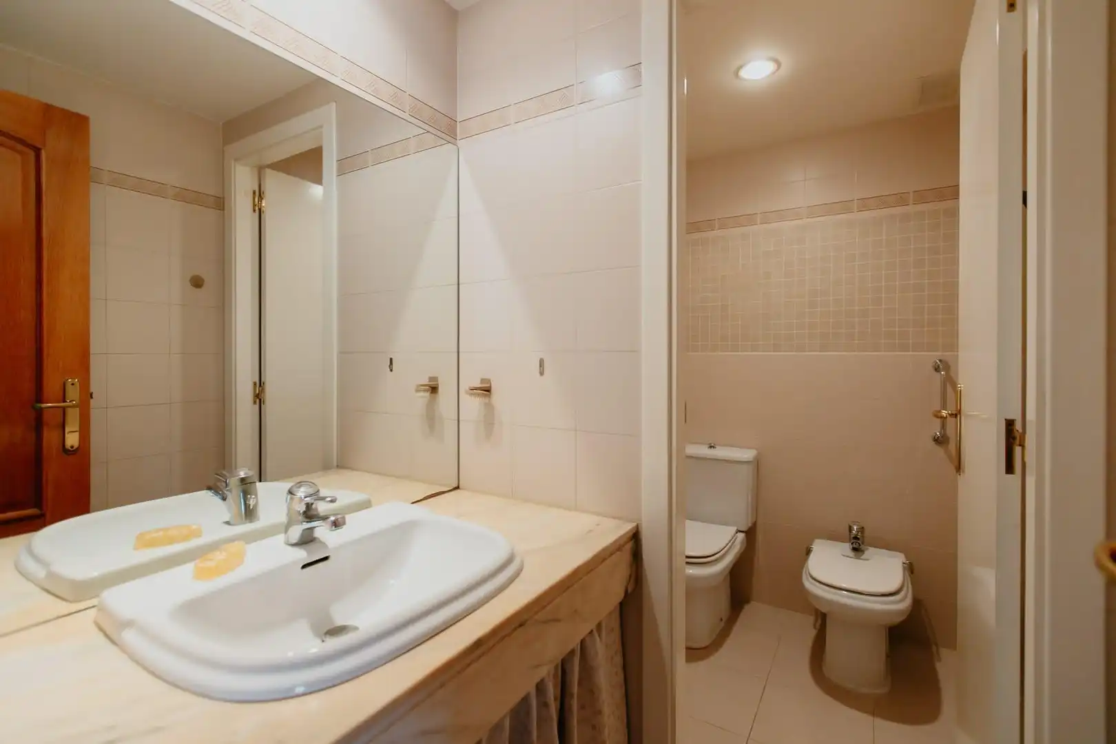 Baño de Casa adosada en venta en Huesca con Aire acondicionado, Jardín privado y Terraza