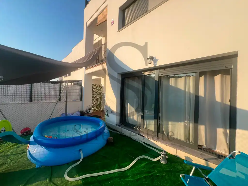 Piscina de Casa adosada en venta en Calafell con Calefacción, Jardín privado y Parquet