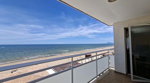 Apartamento ubicado en primera línea playa Daimús, destaca por su privilegiada orientación noroeste que regala vistas despejadas a