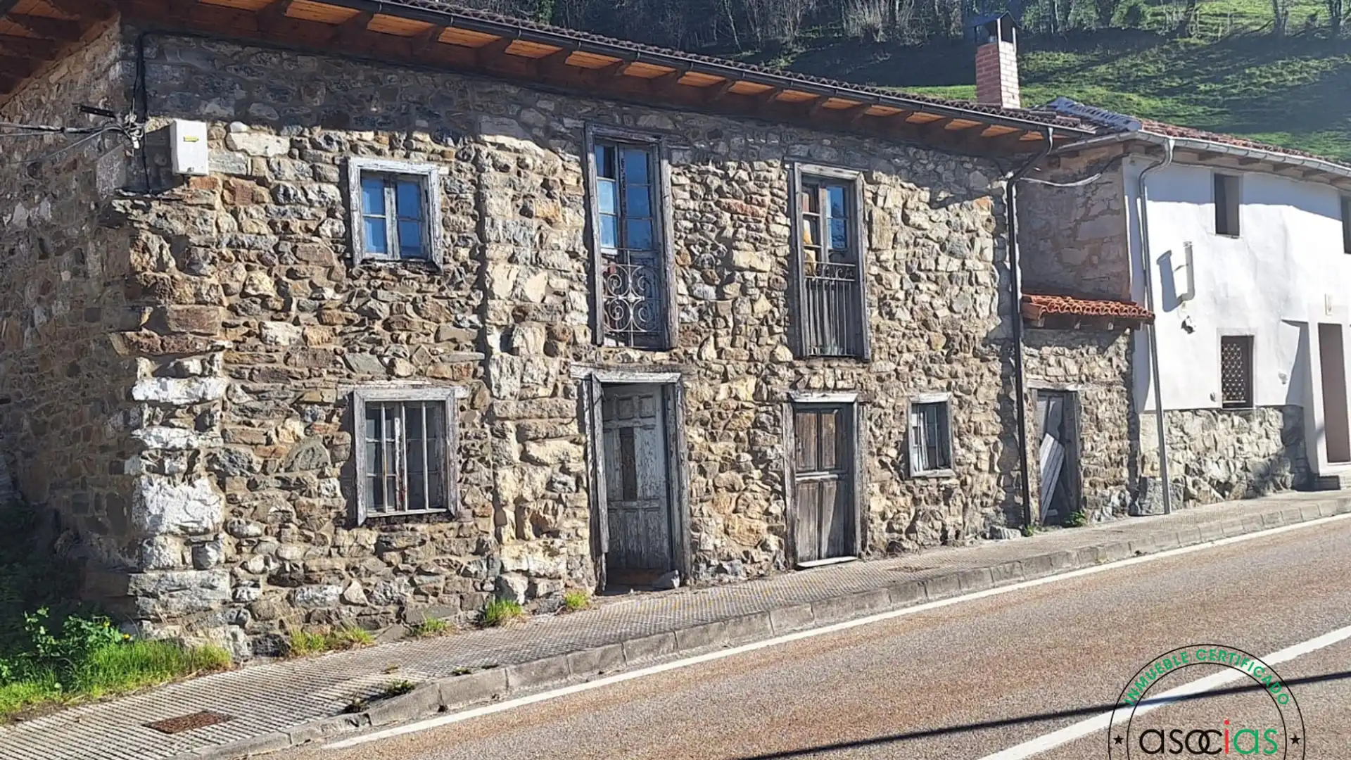 Vista exterior de Casa o chalet en venta en Lena