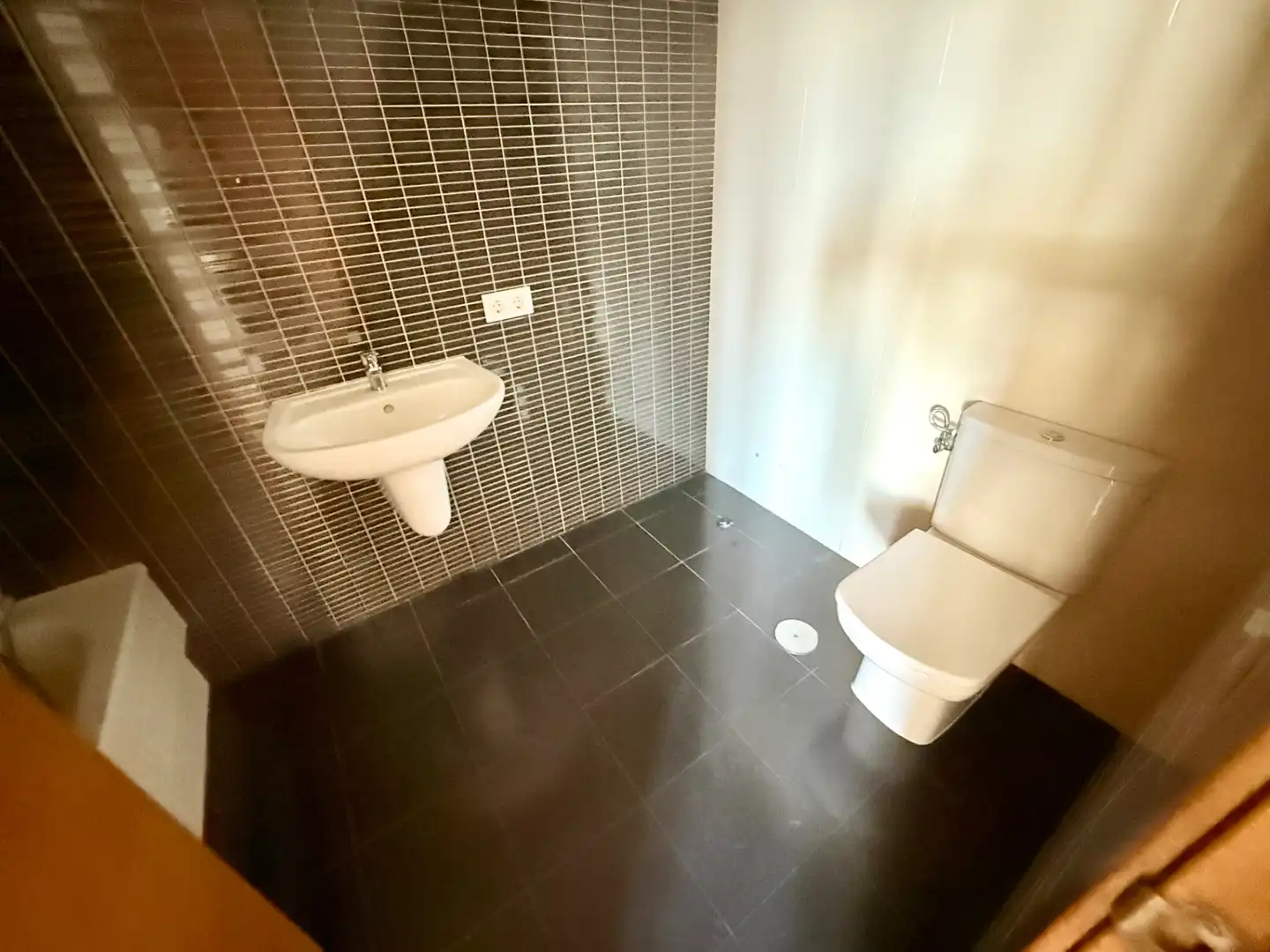 Badezimmer von Wohnung zum Verkauf in Baiona mit Parkett, Terrasse und Abstellraum