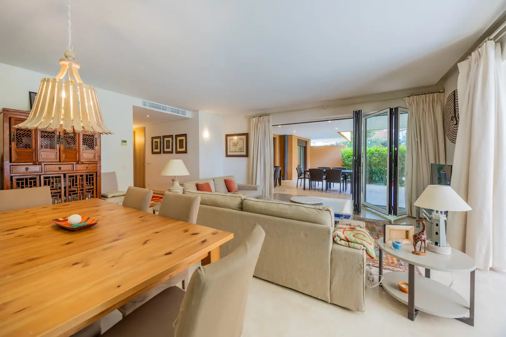 Sala de estar de Planta baja en venta en Sotogrande con Aire acondicionado, Jardín privado y Terraza
