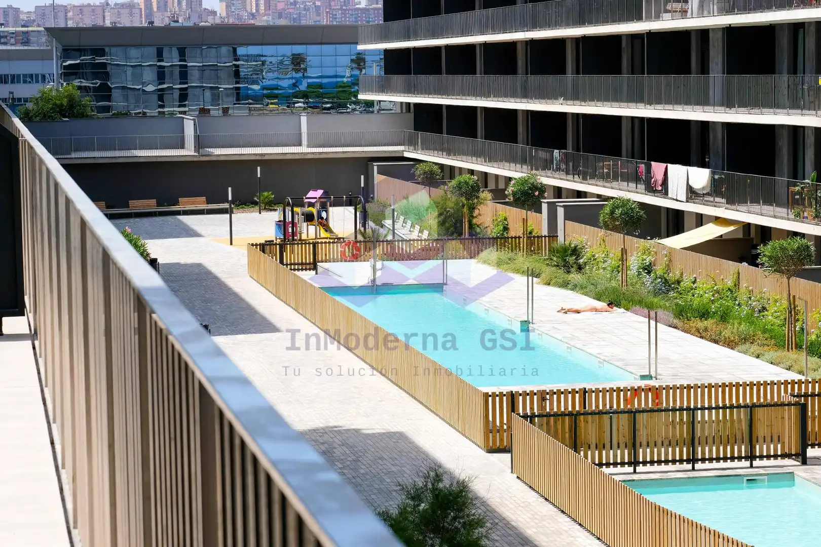 Piscina de Pis de lloguer en Badalona amb Calefacció, Jardí privat i Terrassa