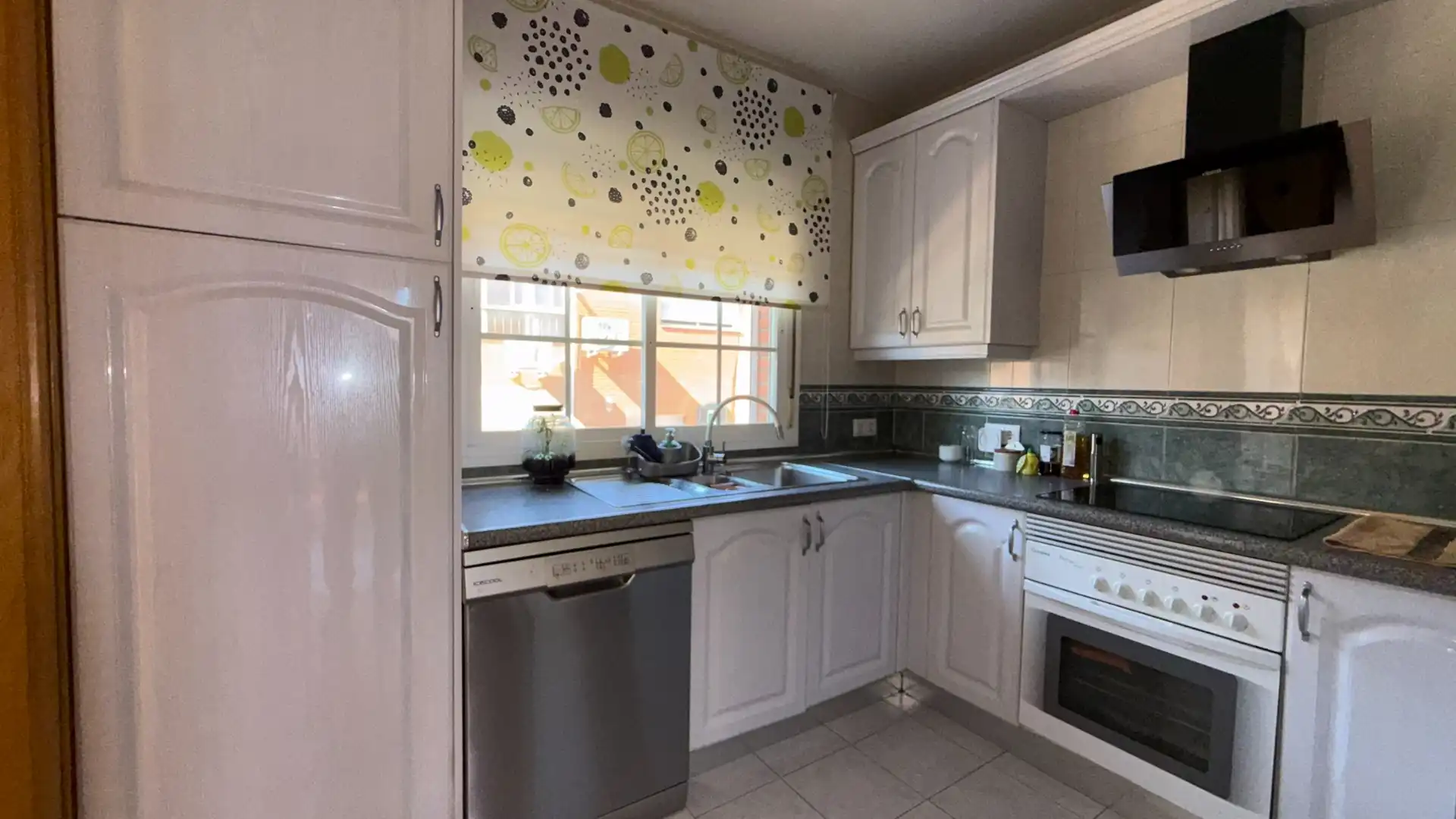 Cocina de Casa adosada en venta en Villa del Prado con Aire acondicionado y Terraza