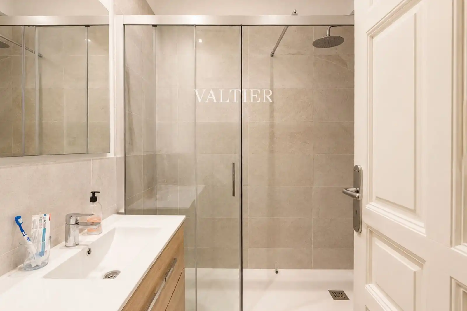 Baño de Piso de alquiler en Madrid con Aire acondicionado, Terraza y Amueblado