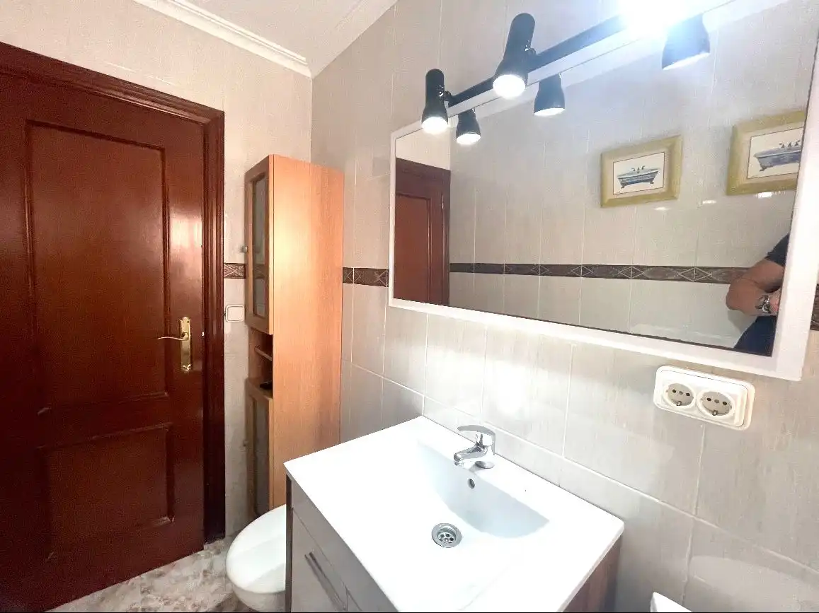 Bathroom of Flat for share in Requena  with Air Conditioner, Heating and Furnished