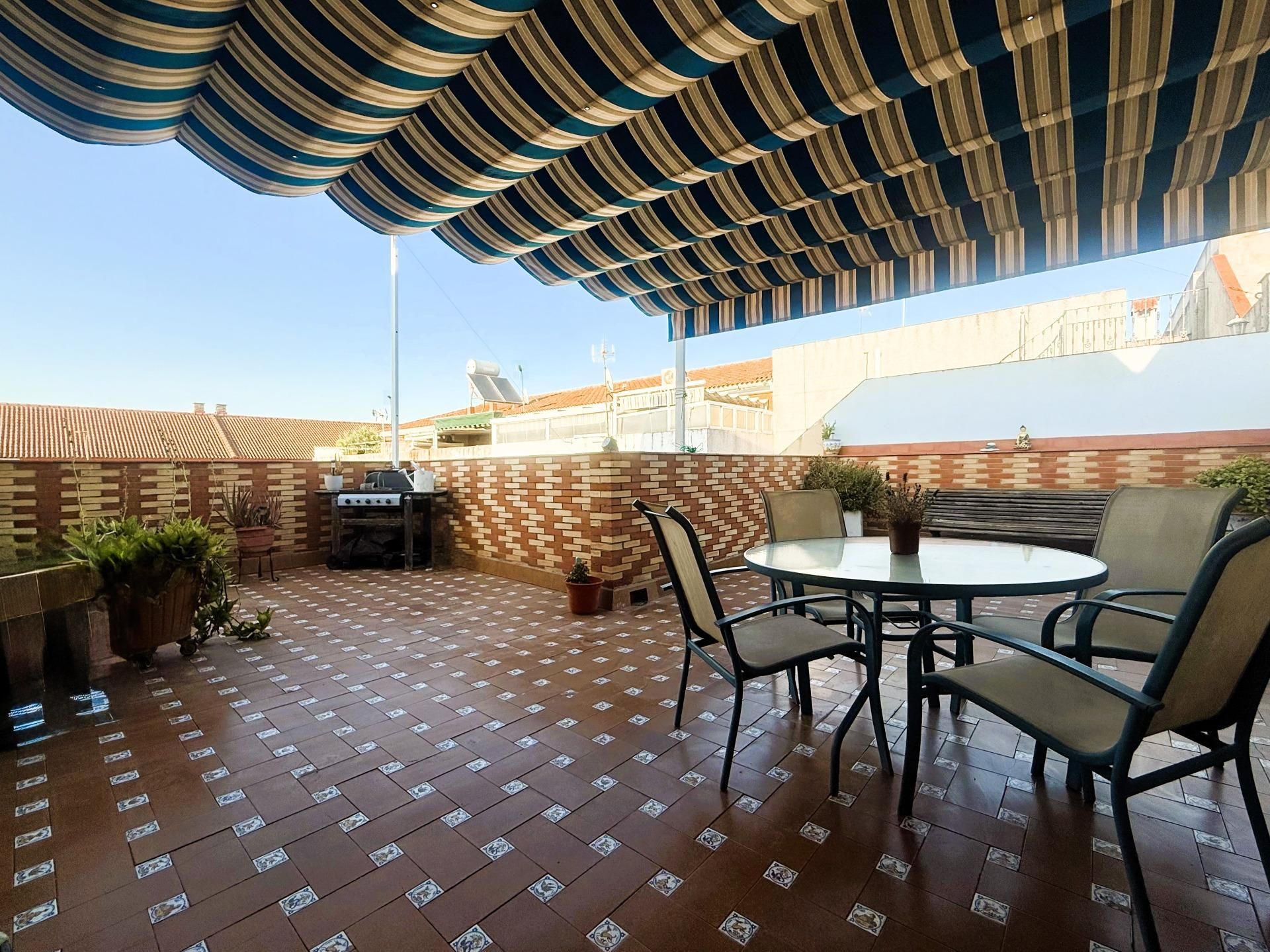 Terrace of House or chalet for sale in La Rinconada  with Air Conditioner and Terrace