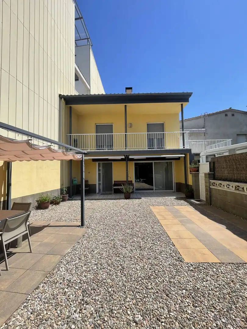 Vista exterior de Casa adosada en venta en Porqueres con Aire acondicionado, Terraza y Balcón