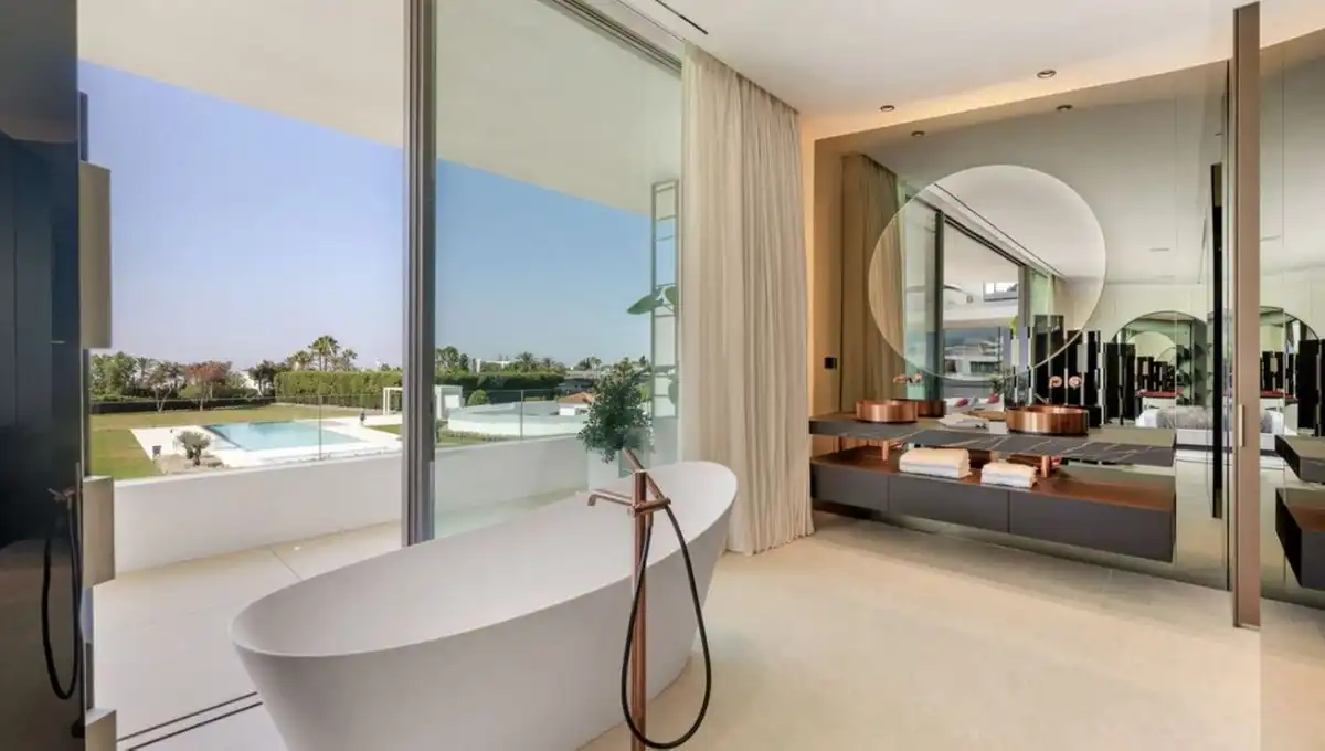 Badezimmer von Haus oder Chalet zum Verkauf in Marbella mit Klimaanlage, Privatgarten und Terrasse