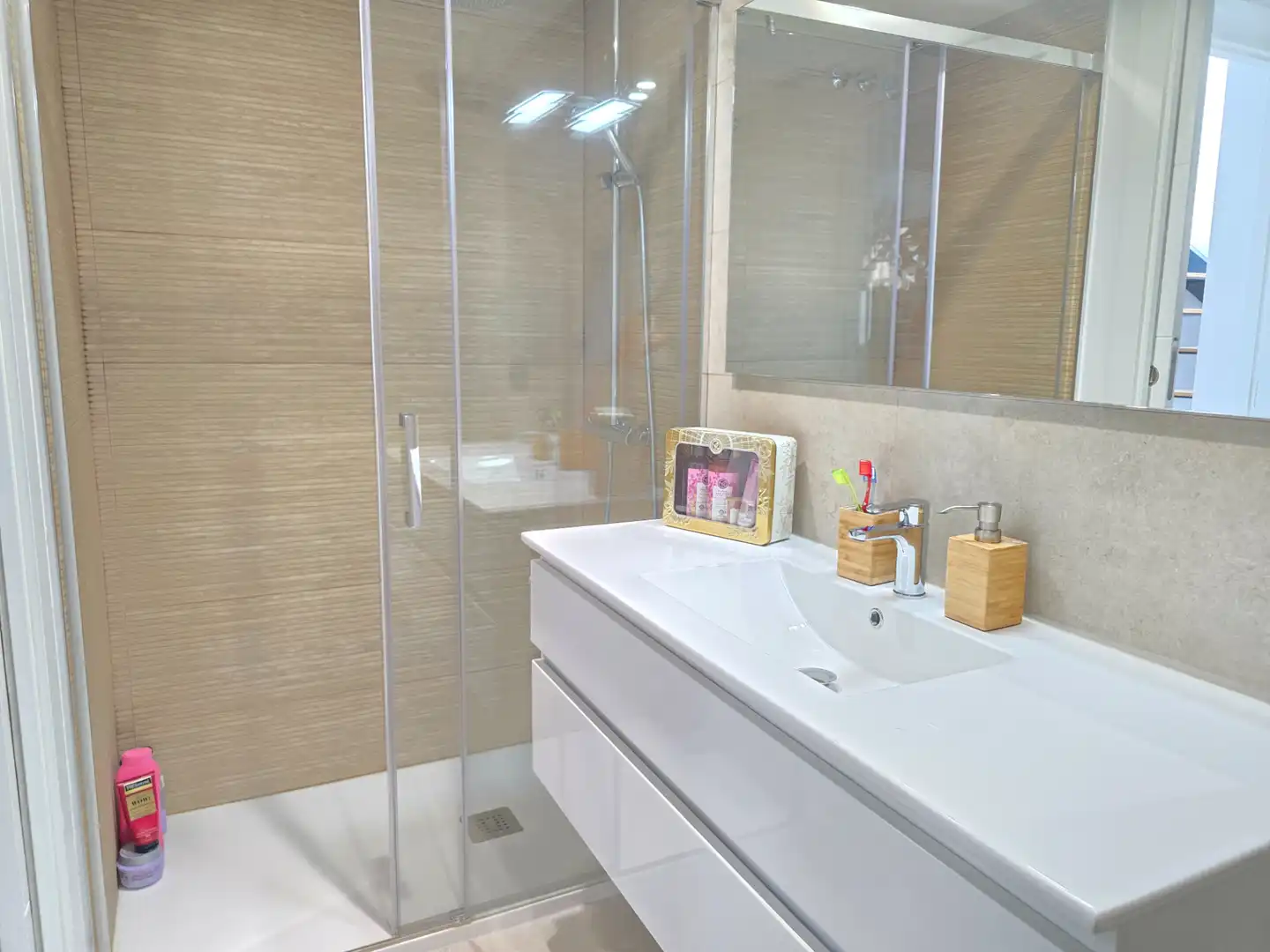 Badezimmer von Einfamilien-Reihenhaus zum Verkauf in Sabadell mit Terrasse und Schwimmbad