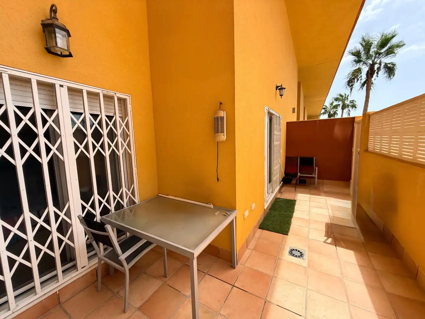 Terraza de Planta baja en venta en Roquetas de Mar con Amueblado y Piscina comunitaria