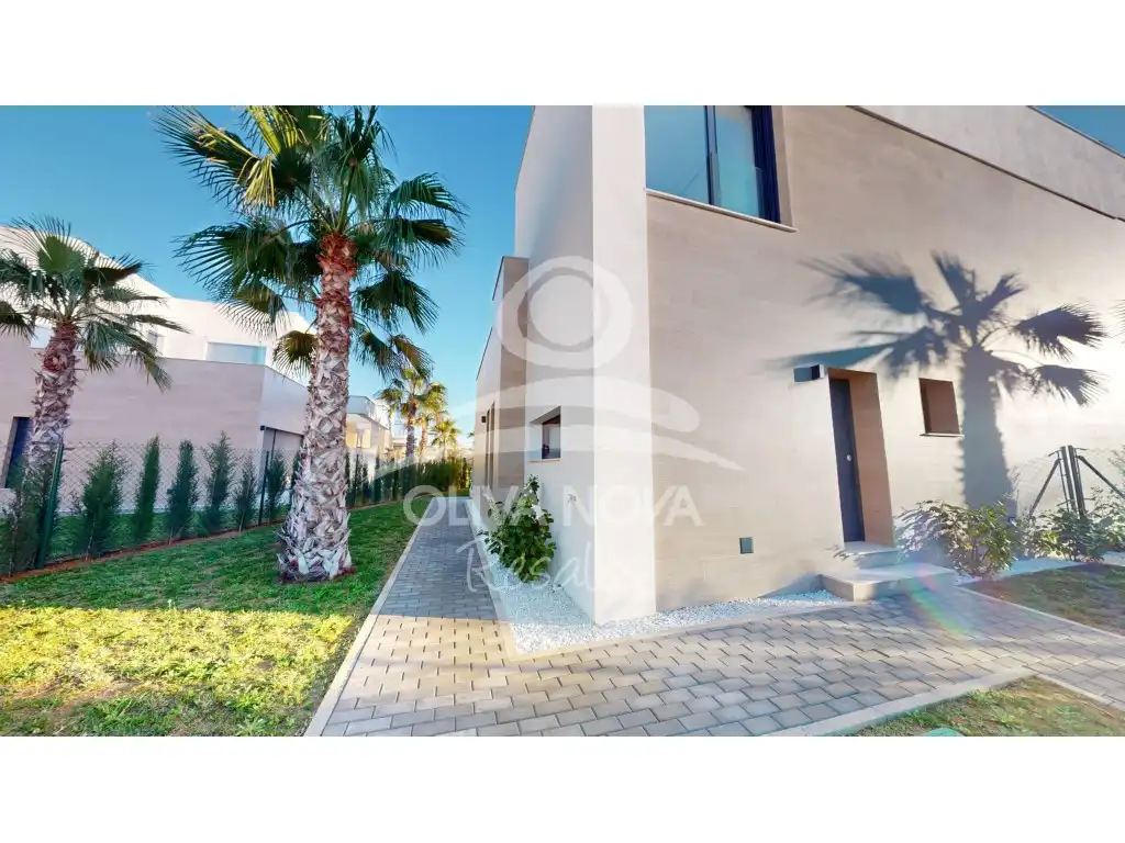 Detached homes for sale in Calle Degas, Oliva Nova