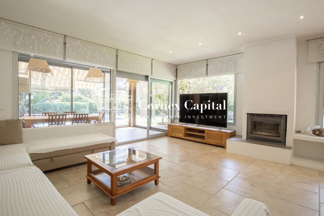 Living room of House or chalet for sale in L'Escala  with Air Conditioner, Heating and Private garden