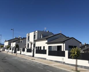 Vista exterior de Casa adosada en venda en Palazuelos de Eresma amb Aire condicionat