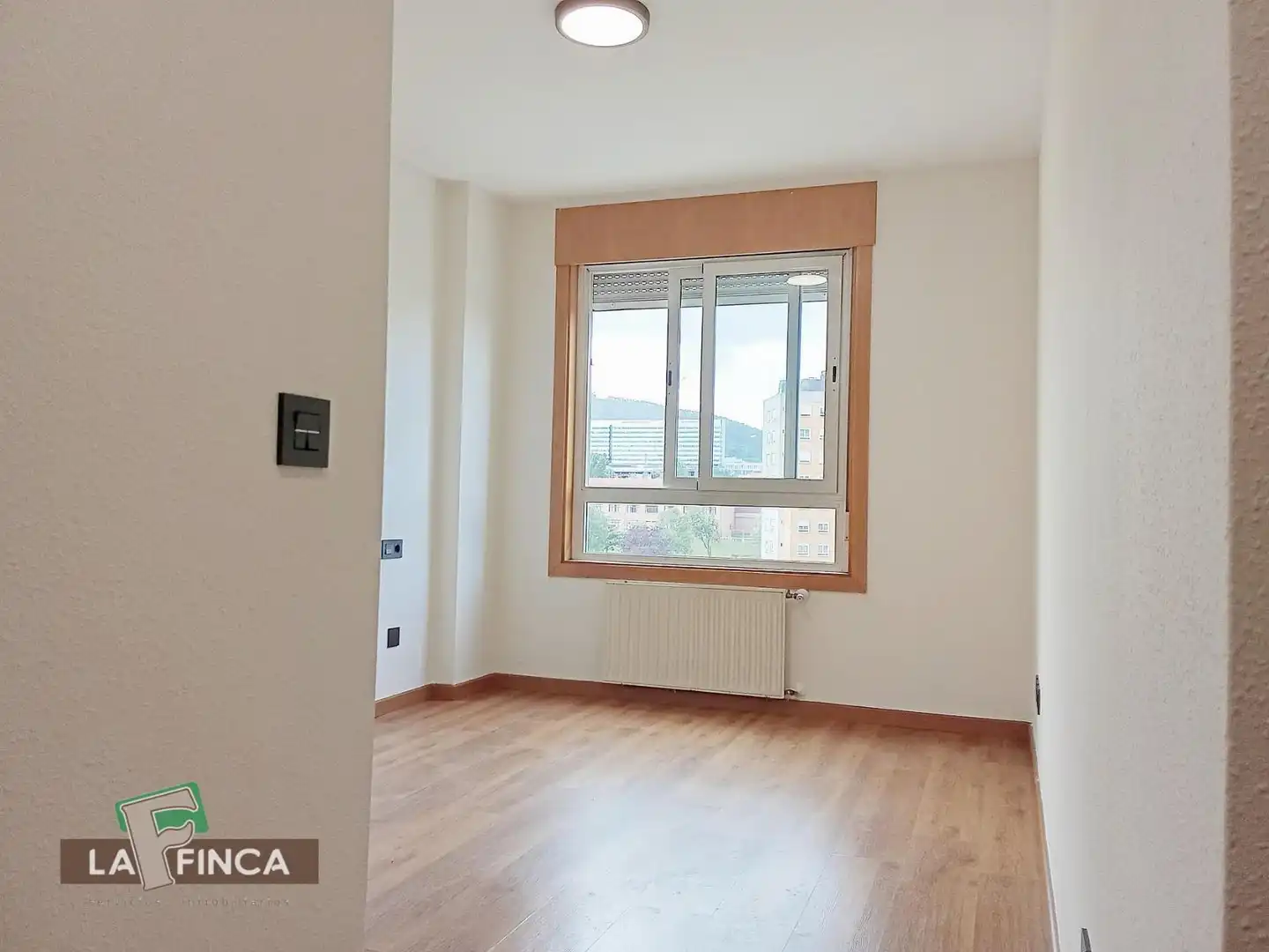 Dormitori de Pis en venda en Oviedo  amb Calefacció, Parquet i Terrassa