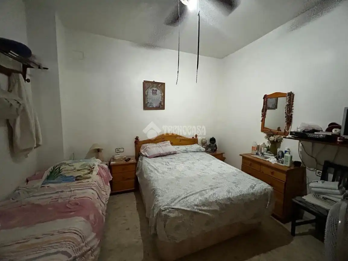 Schlafzimmer von Einfamilien-Reihenhaus zum Verkauf in La Rinconada mit Klimaanlage und Heizung