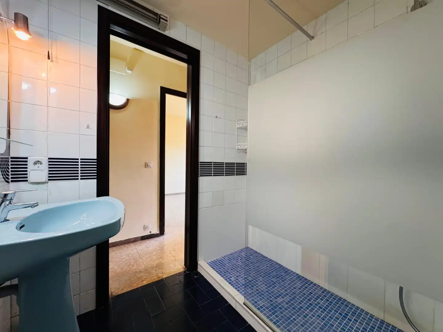 Bathroom of Flat for sale in Girona  with Air Conditioner, Heating and Terrace