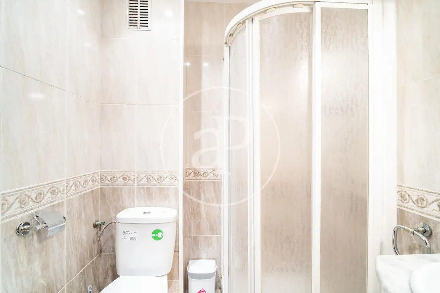 Baño de Piso de alquiler en Barcelona con Calefacción, Terraza y Amueblado