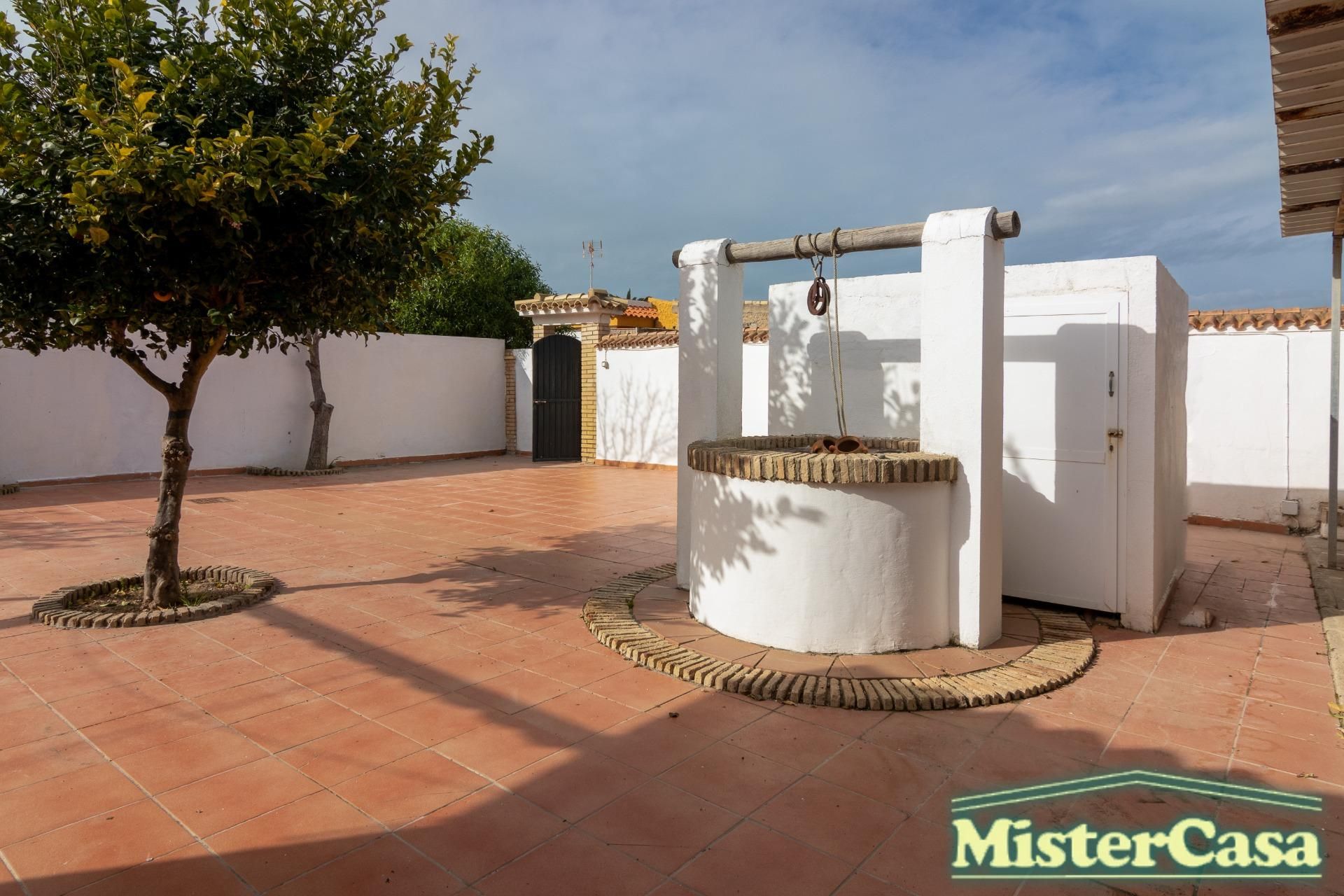Vista exterior de Casa o xalet en venda en Rota amb Terrassa i Balcó