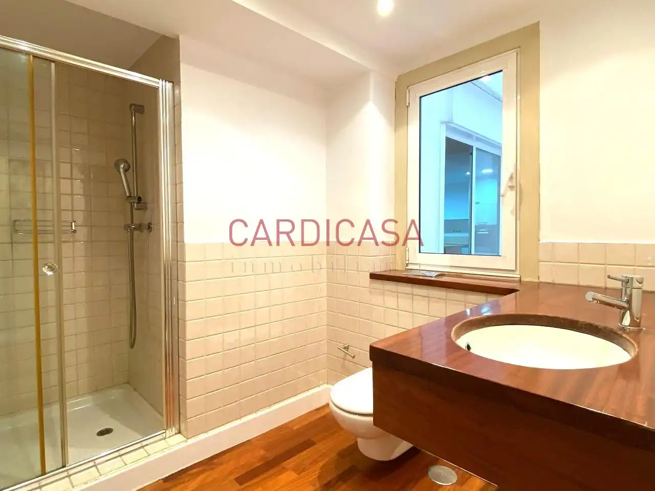 Baño de Piso de alquiler en Vigo  con Calefacción, Parquet y Balcón