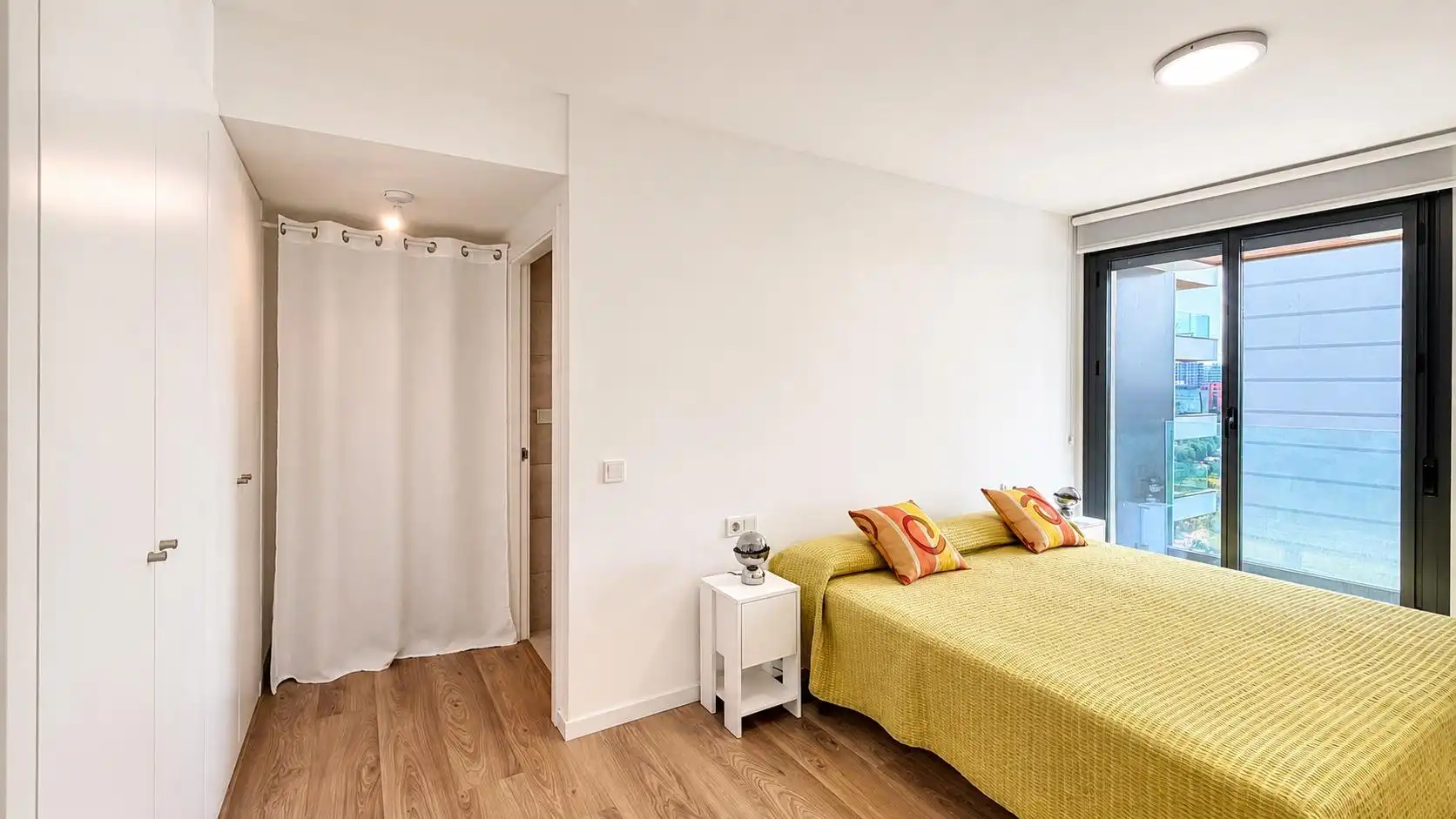 Schlafzimmer von Wohnung zur Miete in Valencia mit Klimaanlage, Terrasse und Balkon