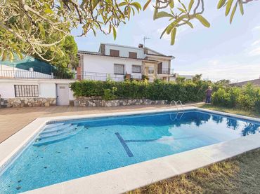Casa amb piscina en venda a calle Petúnia