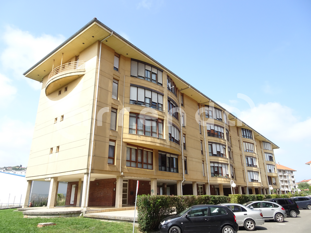 Vista exterior de Pis de lloguer en Santander amb Parquet, Moblat i Piscina comunitària