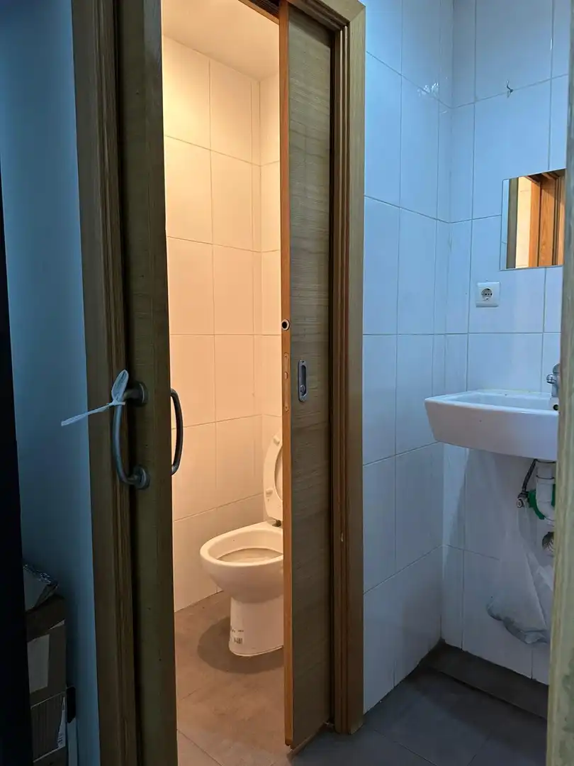 Bany de Local en venda en Torrelodones amb Aire condicionat, Terrassa i Moblat