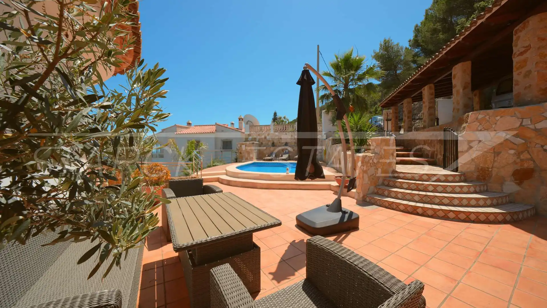 Terrassa de Casa o xalet en venda en Oliva amb Aire condicionat, Jardí privat i Piscina