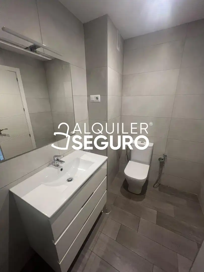 Bathroom of Flat for rent in Madrid  with Air Conditioner and Heating