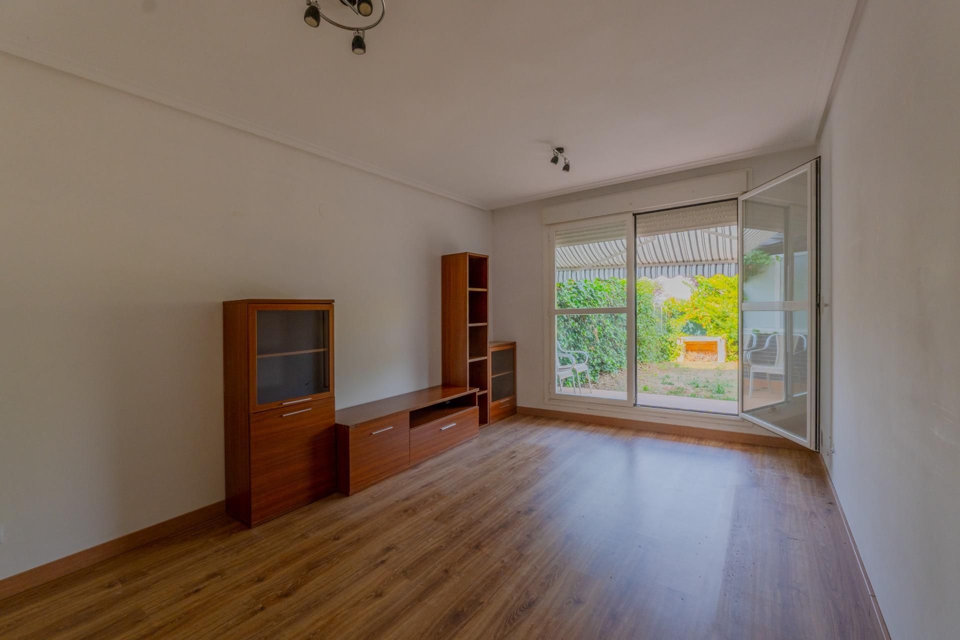 Dormitori de Planta baixa en venda en Villamediana de Iregua amb Calefacció, Jardí privat i Parquet