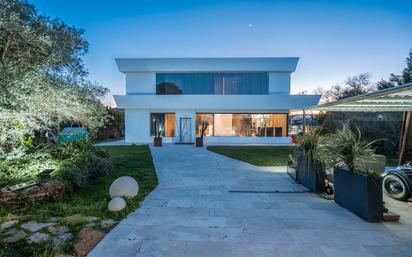 Vista exterior de Casa o xalet en venda en Las Rozas de Madrid amb Aire condicionat, Calefacció i Jardí privat