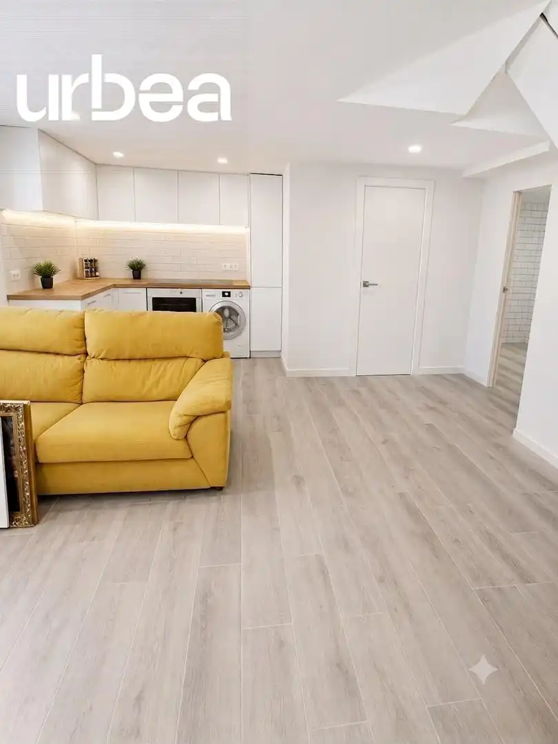 Sala d'estar de Casa adosada en venda en Málaga amb Aire condicionat, Jardí privat i Terrassa
