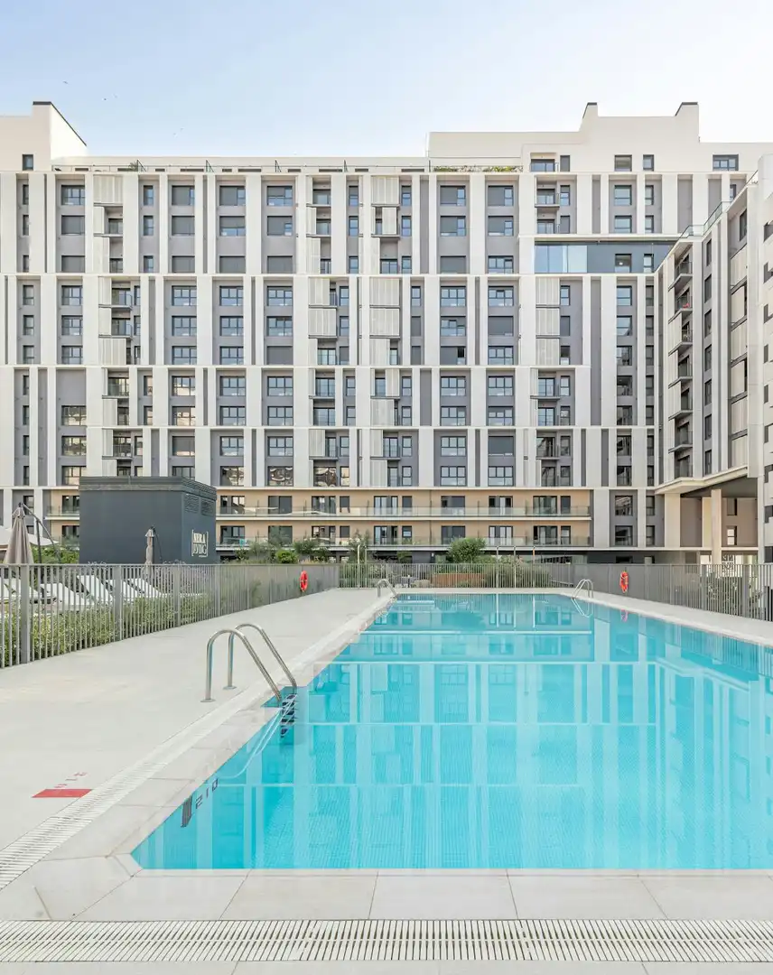 Piscina de Pis de lloguer en Madrid amb Aire condicionat, Calefacció i Moblat