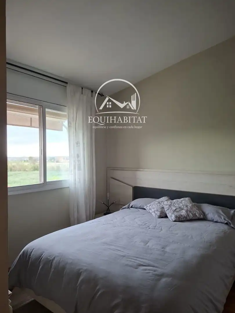 Dormitori de Casa adosada en venda en Alcarràs amb Aire condicionat, Jardí privat i Traster