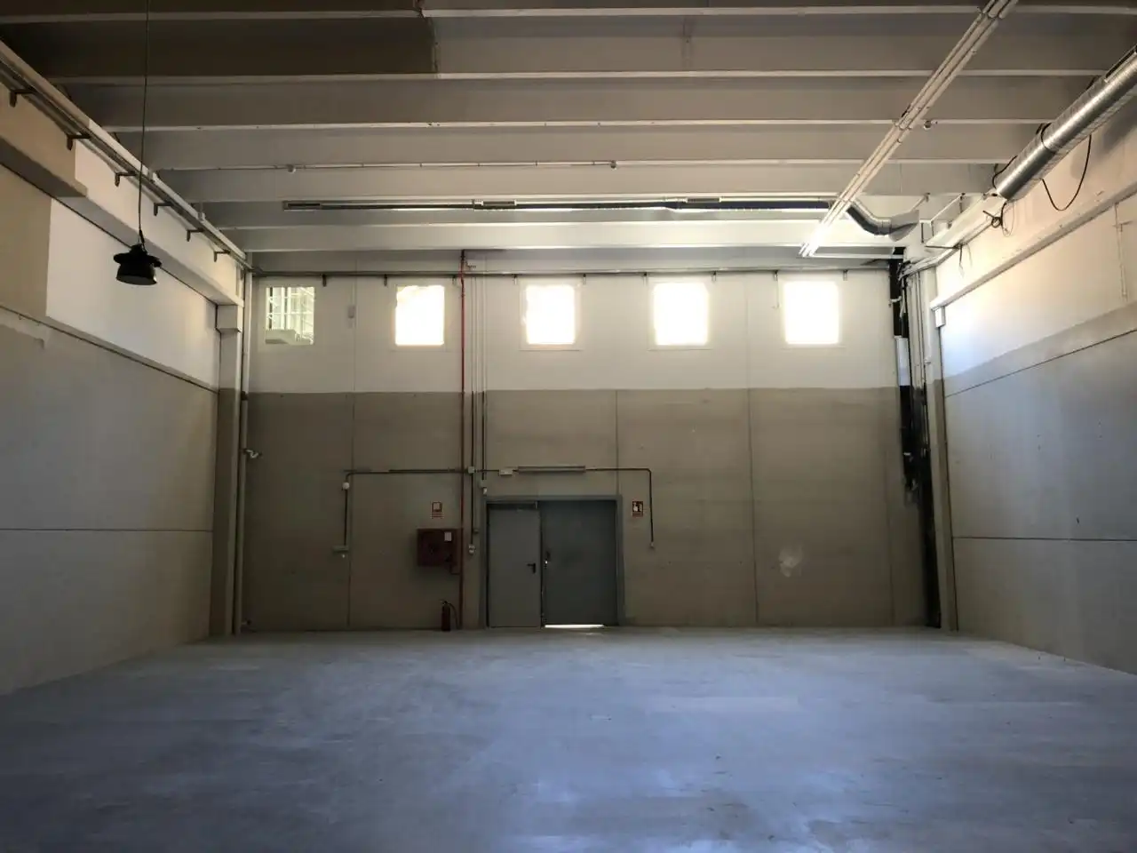 Nau industrial de lloguer en Barcelona amb Calefacció i Alarma