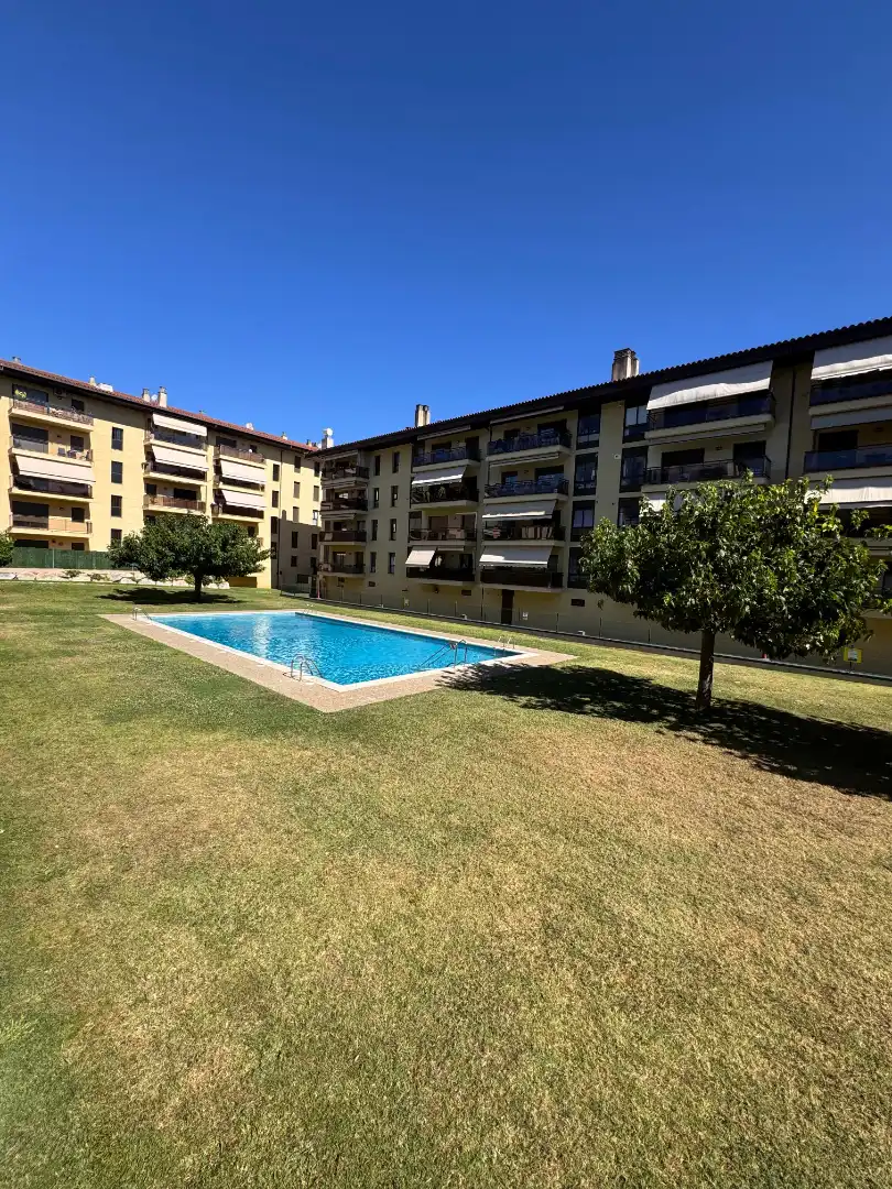 Piscina de Pis en venda en Girona amb Calefacció, Traster i Moblat