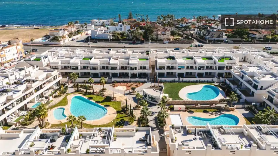 Vista exterior de Apartament per a compartir en Torrevieja amb Aire condicionat, Terrassa i Moblat