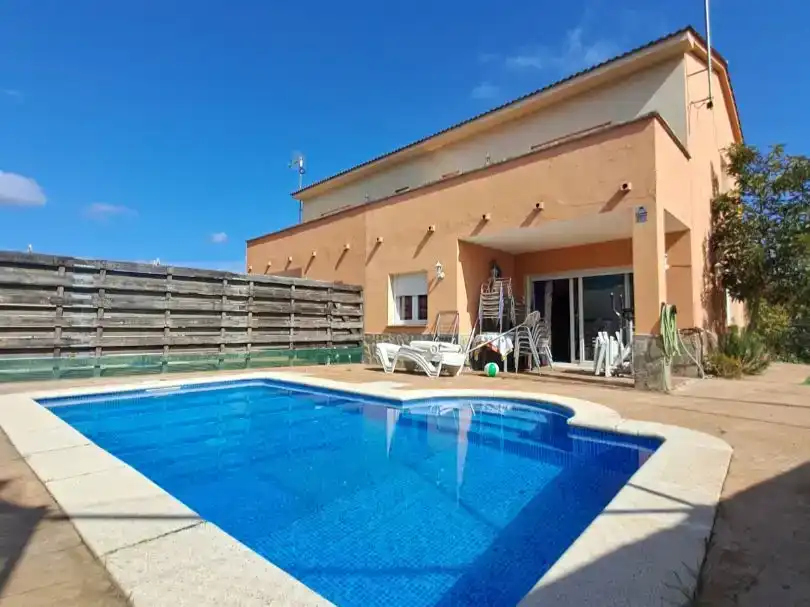 Piscina de Casa adosada en venda en Vidreres amb Piscina i Balcó