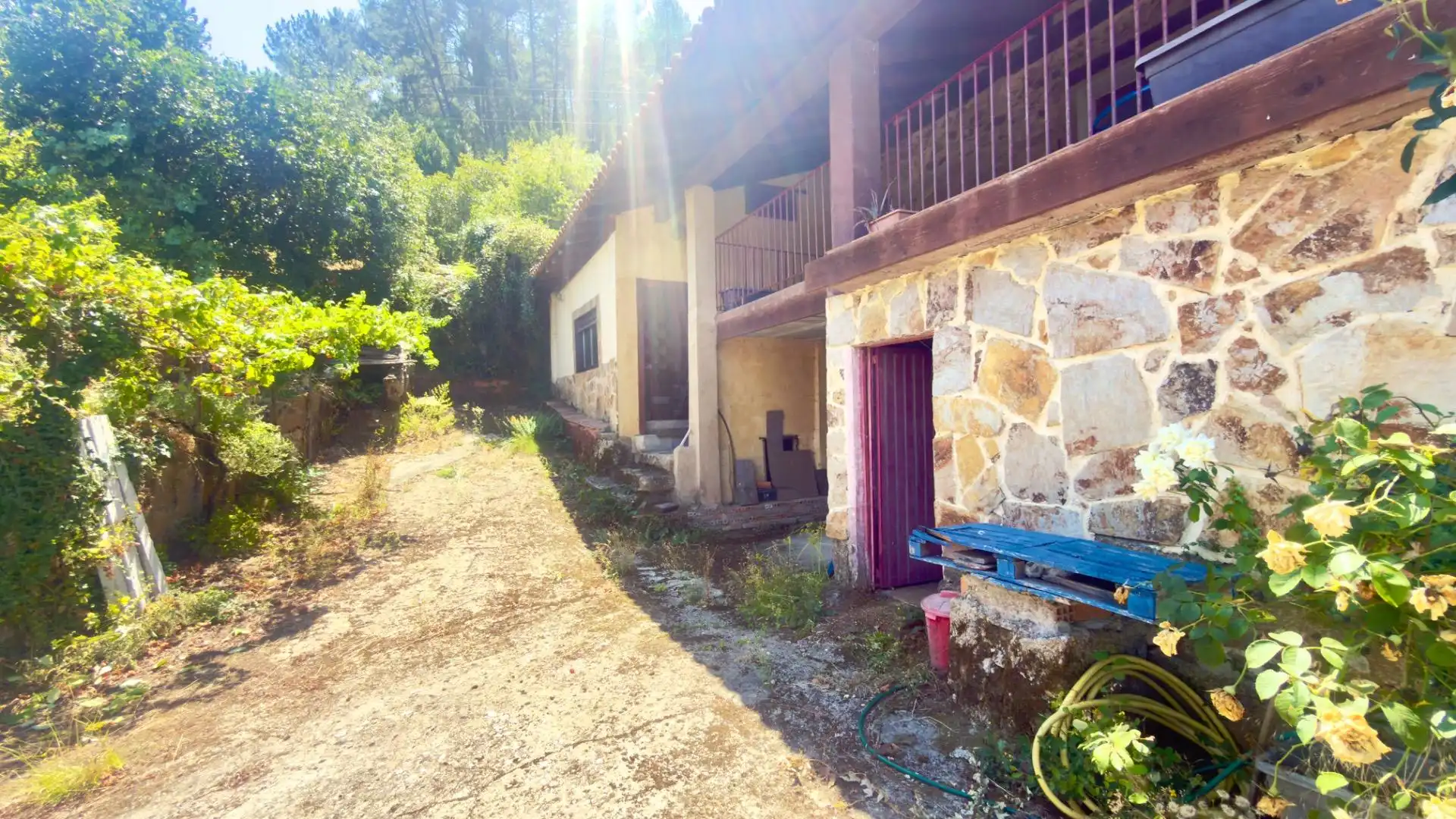 Vista exterior de Finca rústica en venda en Castrelo de Miño amb Jardí privat, Terrassa i Moblat