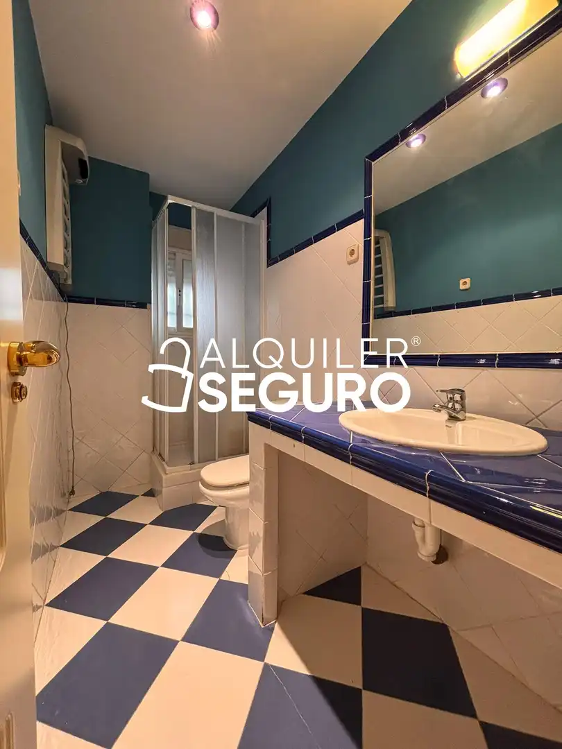 Bathroom of Flat for rent in Madrid  with Air Conditioner and Heating