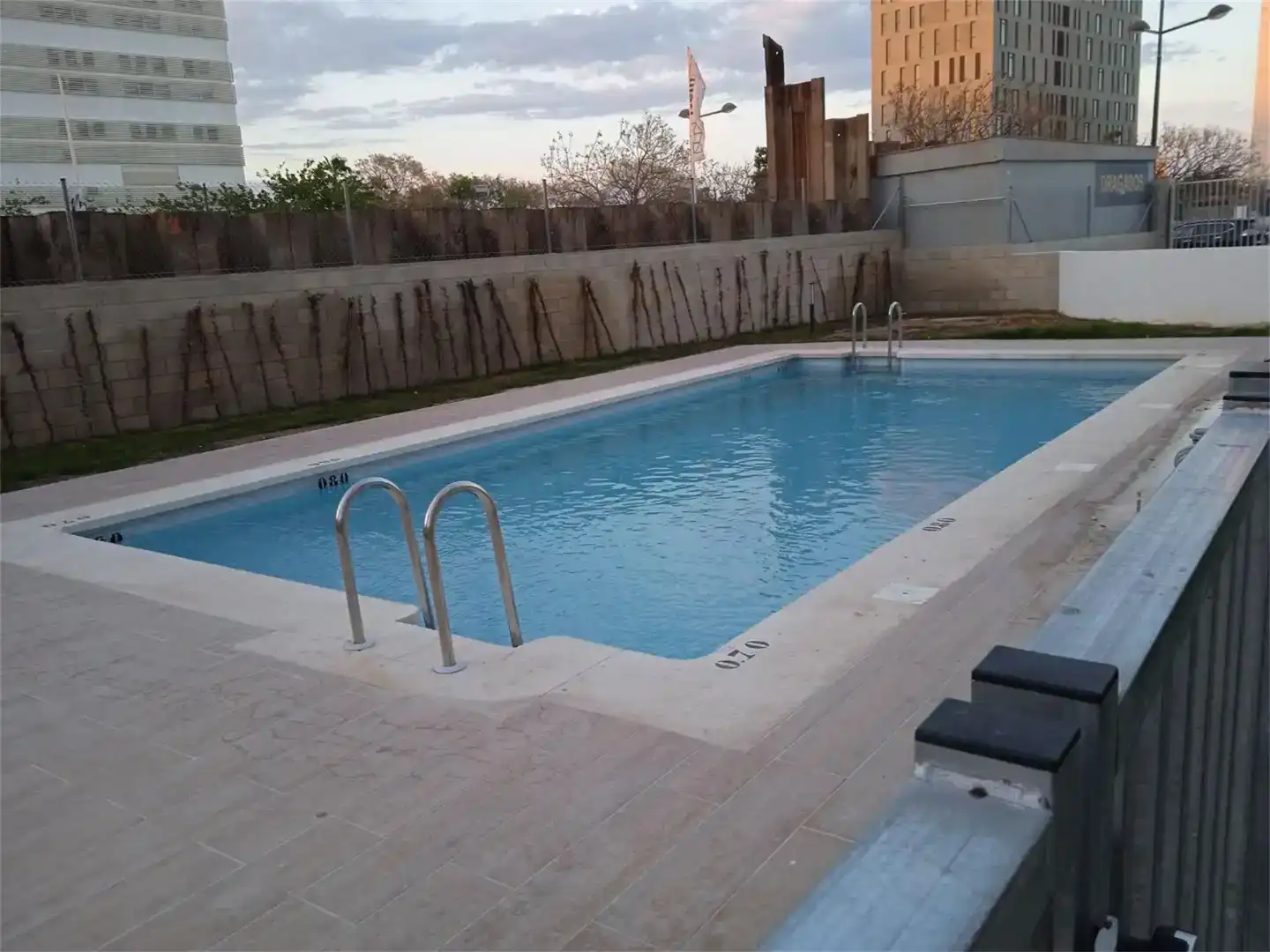 Schwimmbecken von Dachboden zur Miete in Valencia mit Klimaanlage, Privatgarten und Parkett
