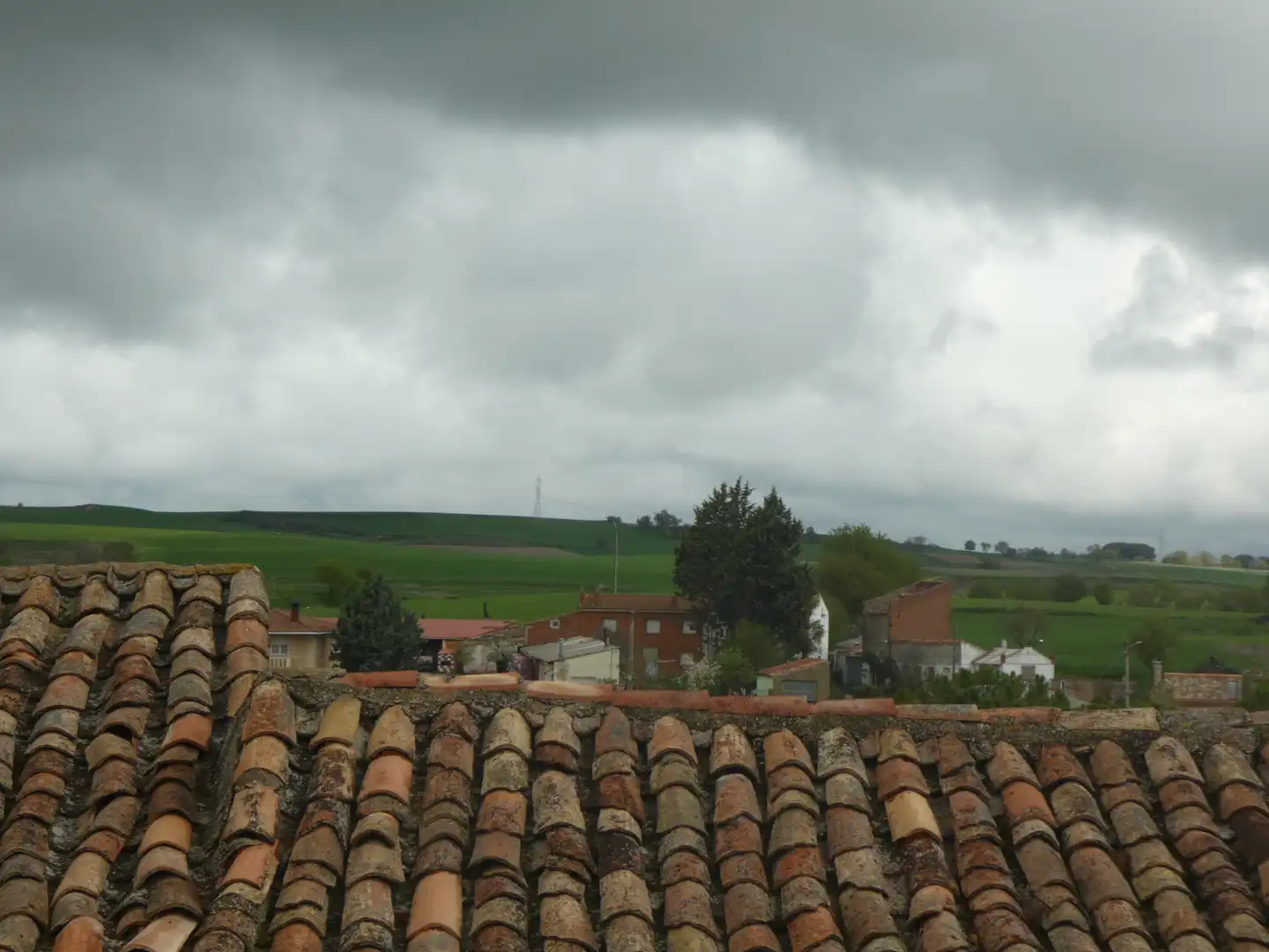 Vista exterior de Casa adosada en venda en Santa María del Campo amb Traster