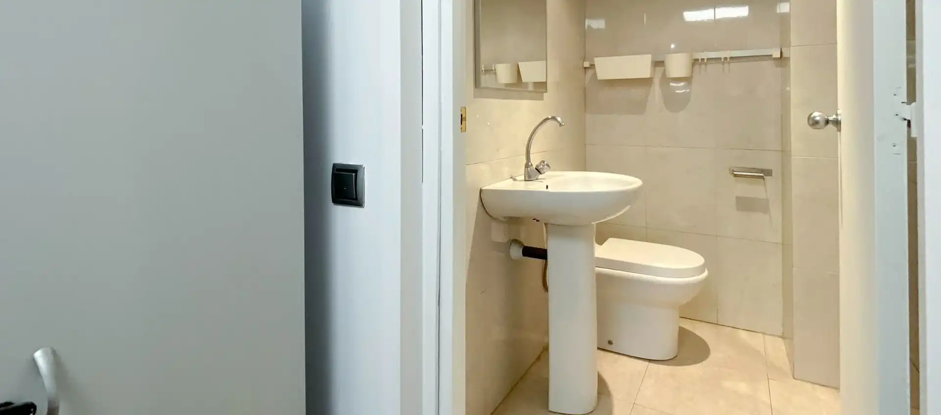 Baño de Oficina de alquiler en Barcelona con Aire acondicionado y Calefacción