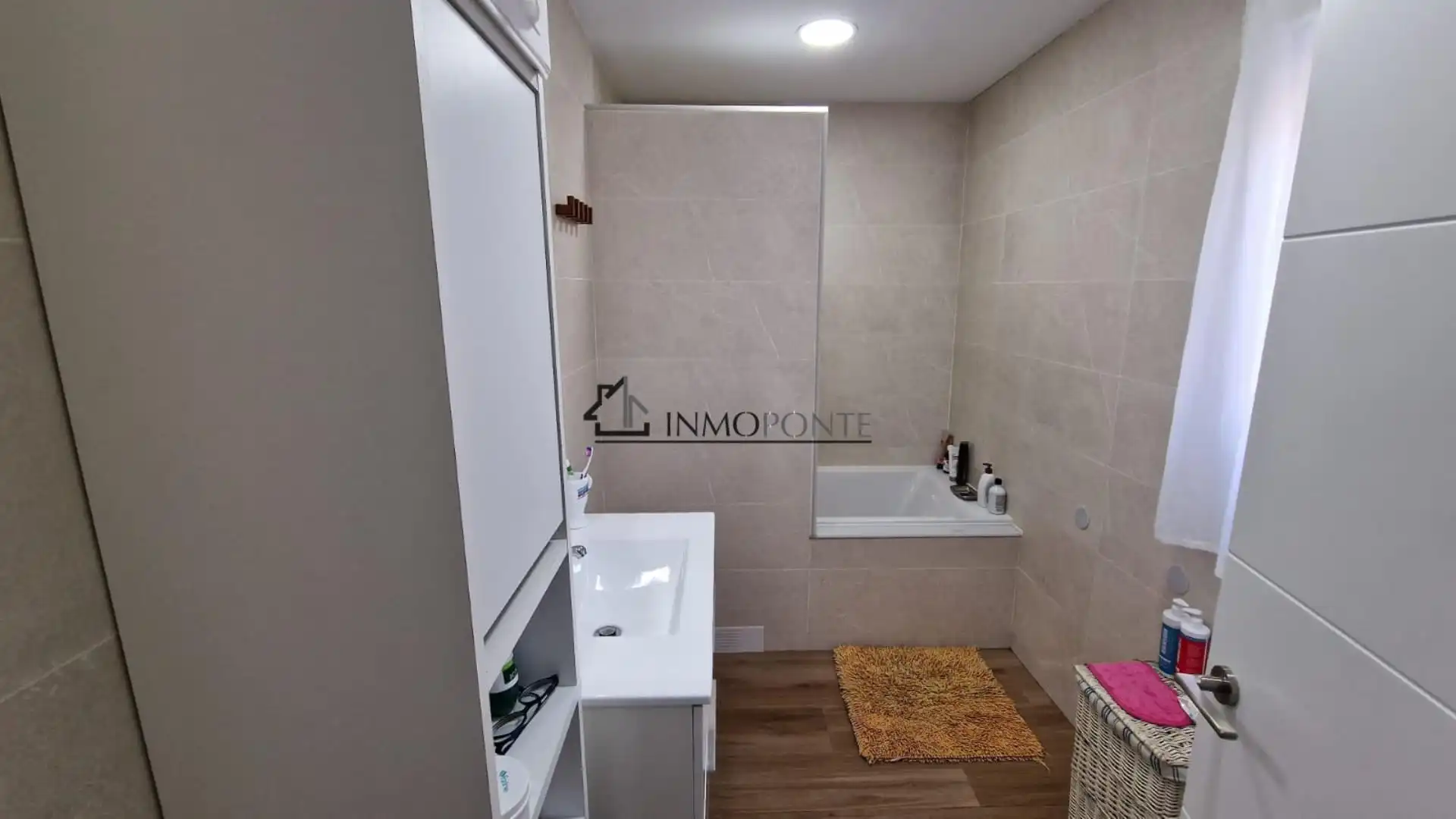 Bany de Casa o xalet en venda en Pontevedra Capital  amb Jardí privat