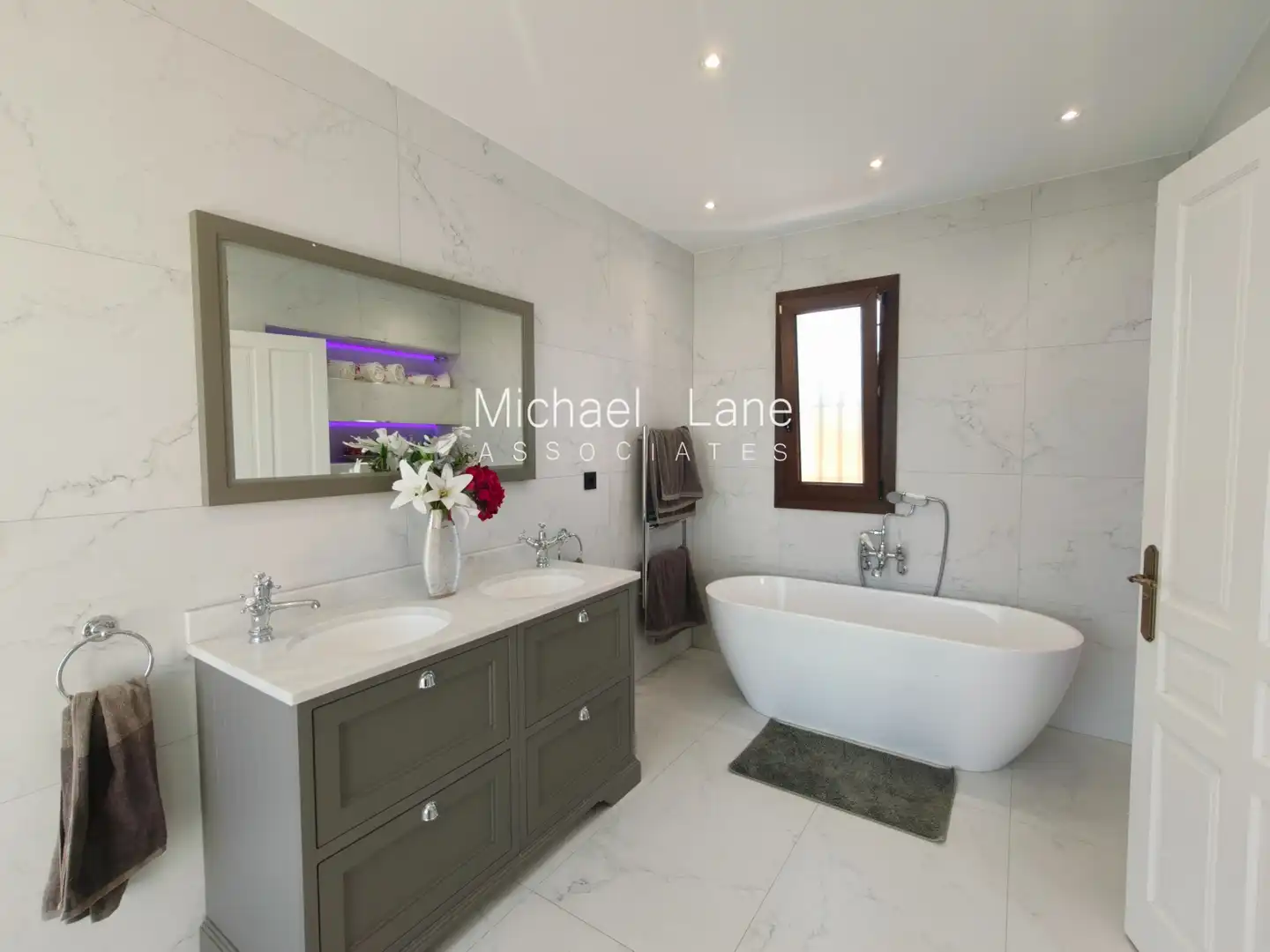 Bathroom of Houses for sale in Sotogrande  with Air Conditioner, Heating and Private garden