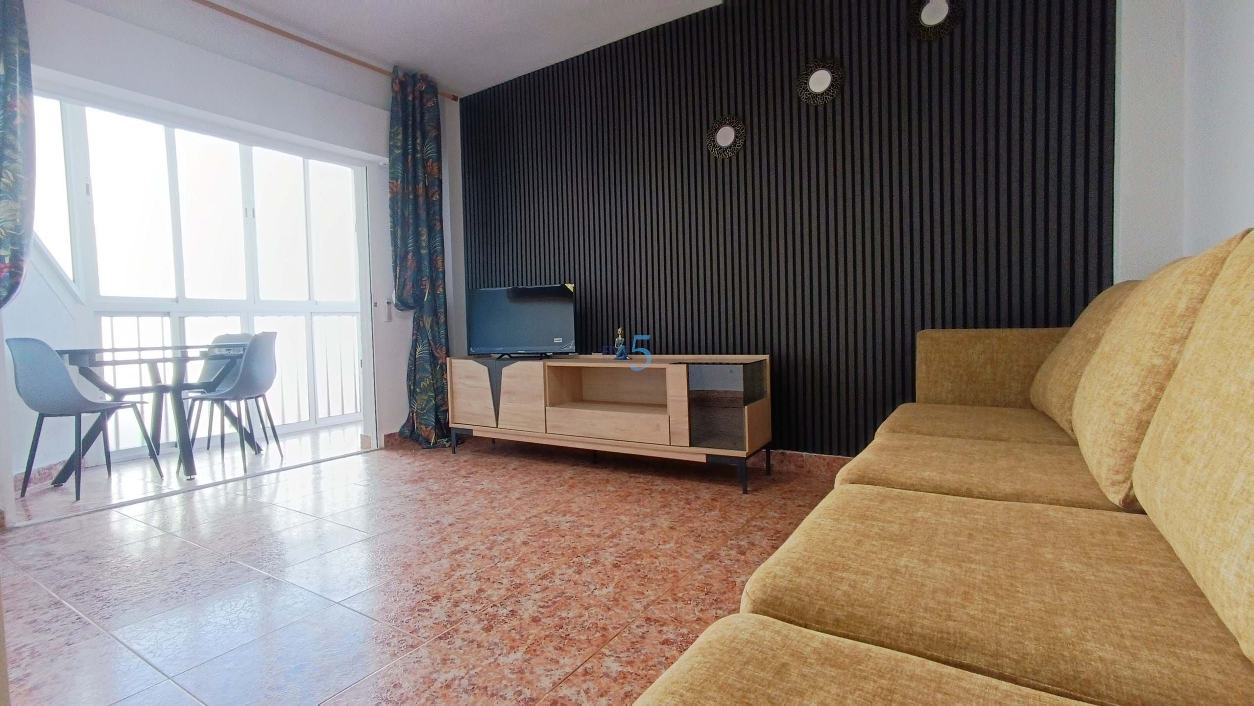 Sala d'estar de Pis en venda en Torrevieja amb Moblat i Balcó