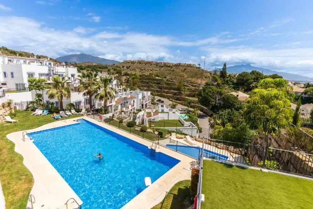 Vista exterior de Planta baixa en venda en Benahavís amb Aire condicionat, Terrassa i Piscina
