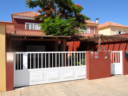 Vista exterior de Casa o xalet en venda en Tuineje amb Aire condicionat, Terrassa i Piscina